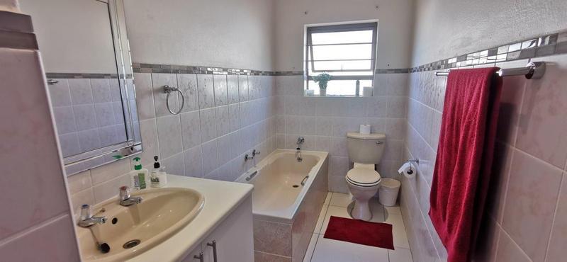 To Let 3 Bedroom Property for Rent in Mountainside Western Cape
